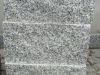 Granit-Mauersteine / Naturstein-Mauer / Granit-Mauer (grau, Mittelkorn). Zwei Flächen - gespalten, vier Flächen – gesägt (Granit-Mauersteine aus Polen), Mauersteine für eine Natursteinmauer, Polengranit