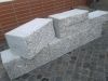 Granit-Mauersteine / Naturstein-Mauer / Granit-Mauer (grau, Mittelkorn). Zwei Flächen - gespalten, vier Flächen – gesägt (Granit-Mauersteine aus Polen), Mauersteine für eine Natursteinmauer, Polengranit