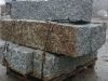 Granit-Mauersteine / Naturstein-Mauer / Granit-Mauer, grau-gelb, Mittelkorn, allseitig gespalten (Granit-Mauersteine aus Polen), Mauersteine für eine Natursteinmauer, Polengranit