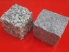 Kostka granitowa łupana (polski mrozoodporny granit), szara, średnio- i drobnoziarnista (w stanie mokrym)
