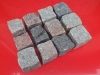 SKANDINAVISCH/ POLNISCHE PFLASTERSTEINE -MISCHUNG - Eine BUNTE Mischung von Pflastersteinen 7/9 cm aus skandinavischen Natursteinen (roter Bohus, grauer Bohus, roter Vanga, roter Tranas, schwarzer Schwede, Scandia) und einen polnischen, grauen Granit. Dieser Mix von Granit-Pflastersteinen besteht aus Würfel, die teilweise gesägt, gespalten und manchmal geflammt sind. Auf dem Foto befinden sich trockene Steine, deswegen ist die Farbintensität unterschiedlich. Ein sehr attraktiver Preis…