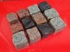 SKANDINAVISCH/ POLNISCHE PFLASTERSTEINE -MISCHUNG - Eine BUNTE Mischung von Pflastersteinen 7/9 cm aus skandinavischen Natursteinen (roter Bohus, grauer Bohus, roter Vanga, roter Tranas, schwarzer Schwede, Scandia) und einen polnischen, grauen Granit. Dieser Mix von Granit-Pflastersteinen besteht aus Würfel, die teilweise gesägt, gespalten und manchmal geflammt sind. Auf dem Foto befinden sich nasse Steine, deswegen ist die Farbintensität unterschiedlich. Ein sehr attraktiver Preis…