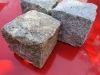 Kostka granitowa (kamienie w stanie suchym), szaro-żółta (tzw. melanż), drobnoziarnista, łupana (polski mrozoodporny granit)