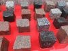 SKANDINAVISCH/ POLNISCHE PFLASTERSTEINE -MISCHUNG - Eine BUNTE Mischung von Pflastersteinen 7/9 cm aus skandinavischen Natursteinen (roter Bohus, grauer Bohus, roter Vanga, roter Tranas, schwarzer Schwede, Scandia) und einen polnischen, grauen Granit. Dieser Mix von Granit-Pflastersteinen besteht aus Würfel, die teilweise gesägt, gespalten und manchmal geflammt sind. Auf dem Foto befinden sich nasse Steine, deswegen ist die Farbintensität unterschiedlich. Ein sehr attraktiver Preis…