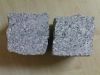 Kostka granitowa, średnie ziarno, cięto-łupana (przynajmniej jedna powierzchnia cięta), mrozoodporny polski granit
