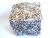 Kostka granitowa (szaro-złocista, średnioziarnista), łupana, mrozoodporny polski granit