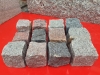 SKANDINAVISCH/ POLNISCHE PFLASTERSTEINE -MISCHUNG - Eine BUNTE Mischung von Pflastersteinen 7/9 cm aus skandinavischen Natursteinen (roter Bohus, grauer Bohus, roter Vanga, roter Tranas, schwarzer Schwede, Scandia) und einen polnischen, grauen Granit. Dieser Mix von Granit-Pflastersteinen besteht aus Würfel, die teilweise gesägt, gespalten und manchmal geflammt sind. Auf dem Foto befinden sich trockene Steine, deswegen ist die Farbintensität unterschiedlich. Ein sehr attraktiver Preis…