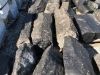 Słupki bazaltowe (surowe), zdjęcie przedstawia wygląd słupków zaimpregnowanych specjalnym preparatem wydobywającym z kamienia głębię koloru (kamień wygląda wówczas jak mokry)
