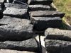 Słupki bazaltowe (surowe), zdjęcie przedstawia wygląd słupków zaimpregnowanych specjalnym preparatem wydobywającym z kamienia głębię koloru (kamień wygląda wówczas jak mokry)