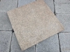VARIANTE NR. 3 - Gelb-graue Granit-Platten (unterschiedliche Formate und Stärken), Variante mit antikiesierten Kanten ODER mit normalen, geraden Kanten. Jede Platte ist ein Unikat. GRANIT aus POLEN, auf dem Foto befindet sich eine trockene Fläche.