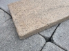 VARIANTE NR. 3 - Gelb-graue Granit-Platten (unterschiedliche Formate und Stärken), Variante mit antikiesierten Kanten ODER mit normalen, geraden Kanten. Jede Platte ist ein Unikat. GRANIT aus POLEN, auf dem Foto befindet sich eine trockene Fläche.