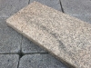 VARIANTE NR. 3 - Gelb-graue Granit-Platten (unterschiedliche Formate und Stärken), Variante mit antikiesierten Kanten ODER mit normalen, geraden Kanten. Jede Platte ist ein Unikat. GRANIT aus POLEN, auf dem Foto befindet sich eine nasse Fläche