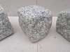 Kostka granitowa (polski mrozoodporny granit), szara, średnioziarnista (w stanie suchym), łupana i otaczana