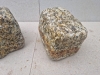 Kostka granitowa (polski mrozoodporny granit), szaro-żółta, średnioziarnista (w stanie mokrym), łupana i otaczana