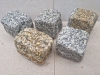 Kostka granitowa (polski mrozoodporny granit), szara i szaro-żółta, średnioziarnista (w stanie mokrym), łupana i otaczana
