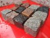 Rustikale Granit-Pflastersteine 7/9cm (gesägt-gespalten), MIX von bunten (rot, schwarz, grau, gelblig) Pflastersteinen aus schwedischem und polnischem Granit, Granit-Würfel, Natursteinpflaster, Pflastersteine aus Polen und Schweden, Pflastersteine direkt vom Hersteller... Auf dem Foto befinden sich nasse Steine, deswegen ist die Farbintensität unterschiedlich