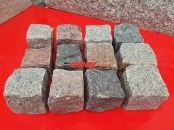 Kostka granitowa 7/9 cm - mieszanka kolorów: granity ze Skandynawii (czerwony i szary Bohus, czerwona VANGA i Tranas, czarny Szwed i Scandia) oraz polski szary granit, mrozoodporny, Mix zawiera kostki cięto-łupane, łupane a także częściowo płomieniowane. Na zdjęciu znajdują się kostki w stanie suchym