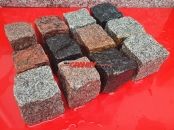 Kostka granitowa 7/9 cm - mieszanka kolorów: granity ze Skandynawii (czerwony i szary Bohus, czerwona VANGA i Tranas, czarny Szwed i Scandia) oraz polski szary granit, mrozoodporny, Mix zawiera kostki cięto-łupane, łupane a także częściowo płomieniowane. Na zdjęciu znajdują się kostki w stanie mokrym