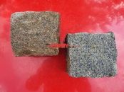 Kostka granitowa (kamienie w stanie mokrym), szaro-żółta (tzw. melanż), drobnoziarnista, łupana (polski mrozoodporny granit)